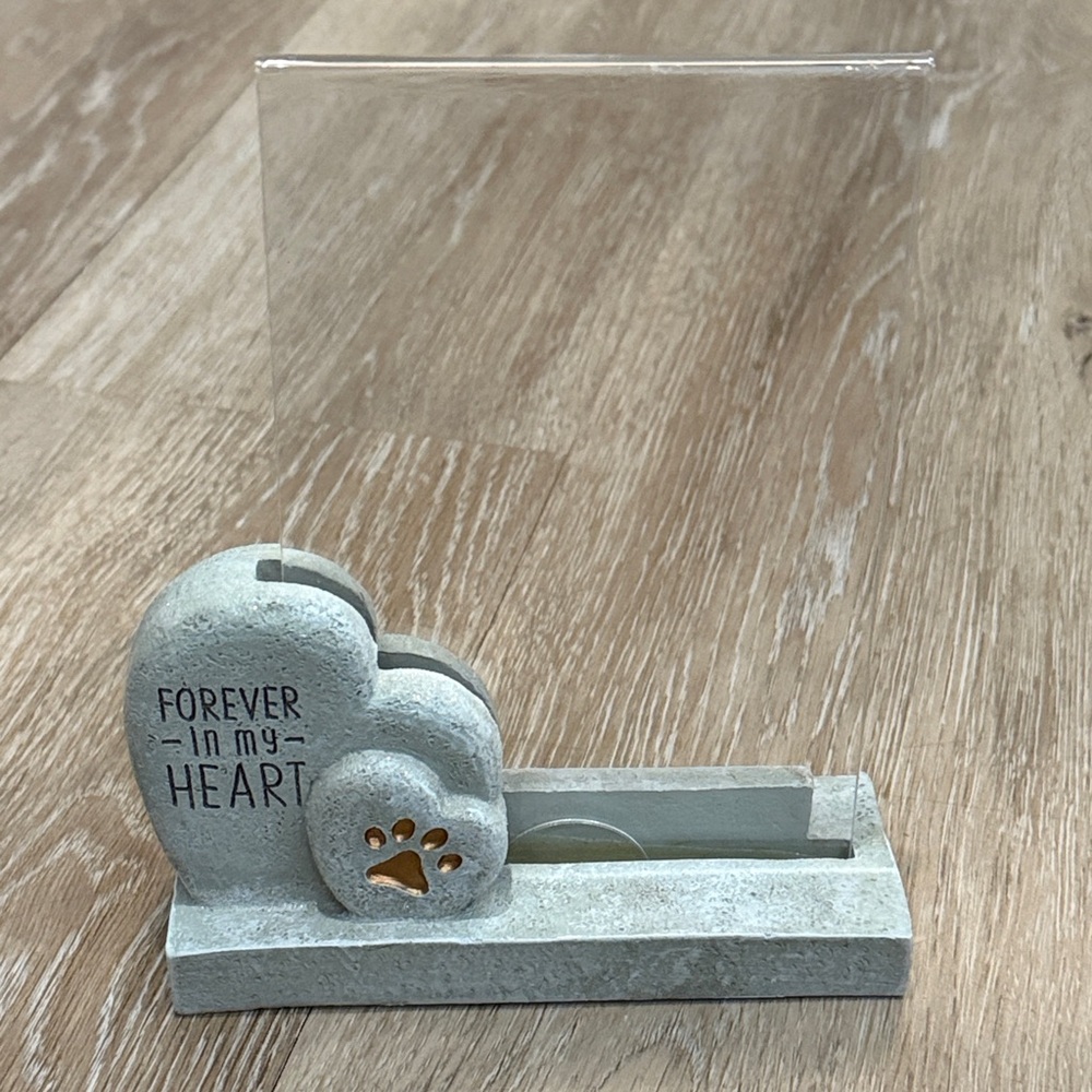 NWOT. Remembrance Pet (Dog) Frame.
4 X 6. “Forever in my Heart”.